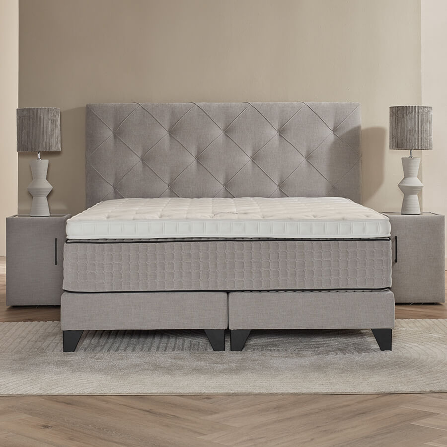 Overzicht van de Serta Magnifique boxspring inclusief hoofdbord, matras en topper