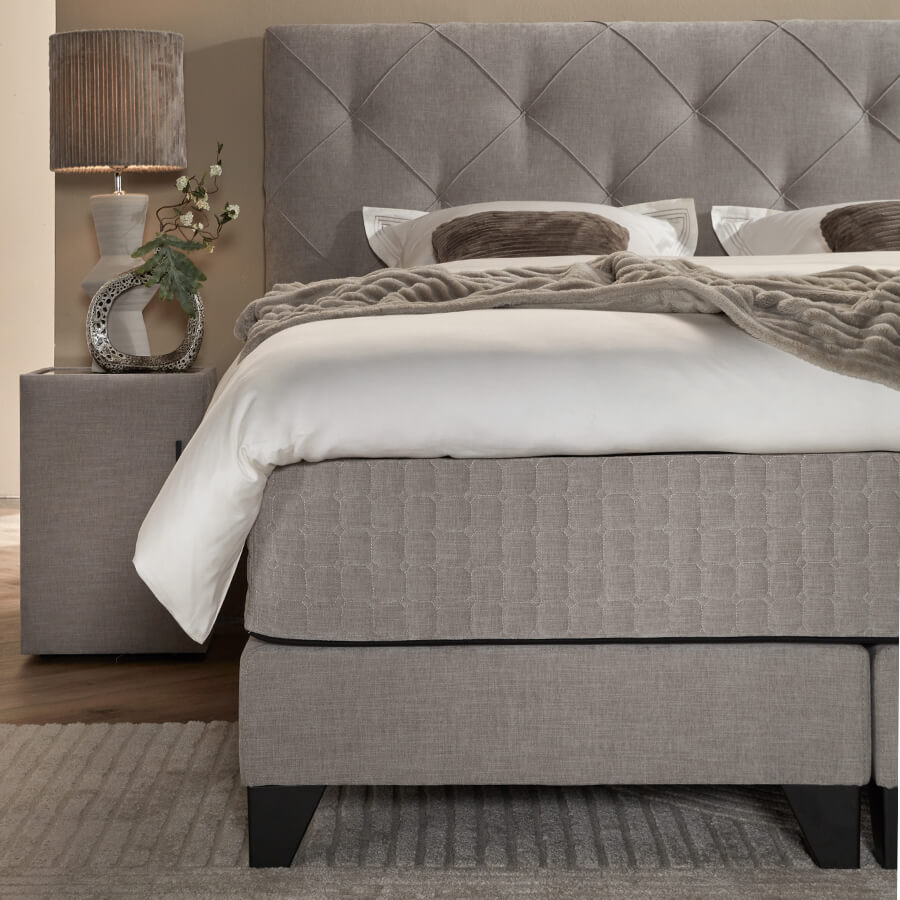 Detail van het Magnifique hoofdbord met capitonnering en premium stoffering