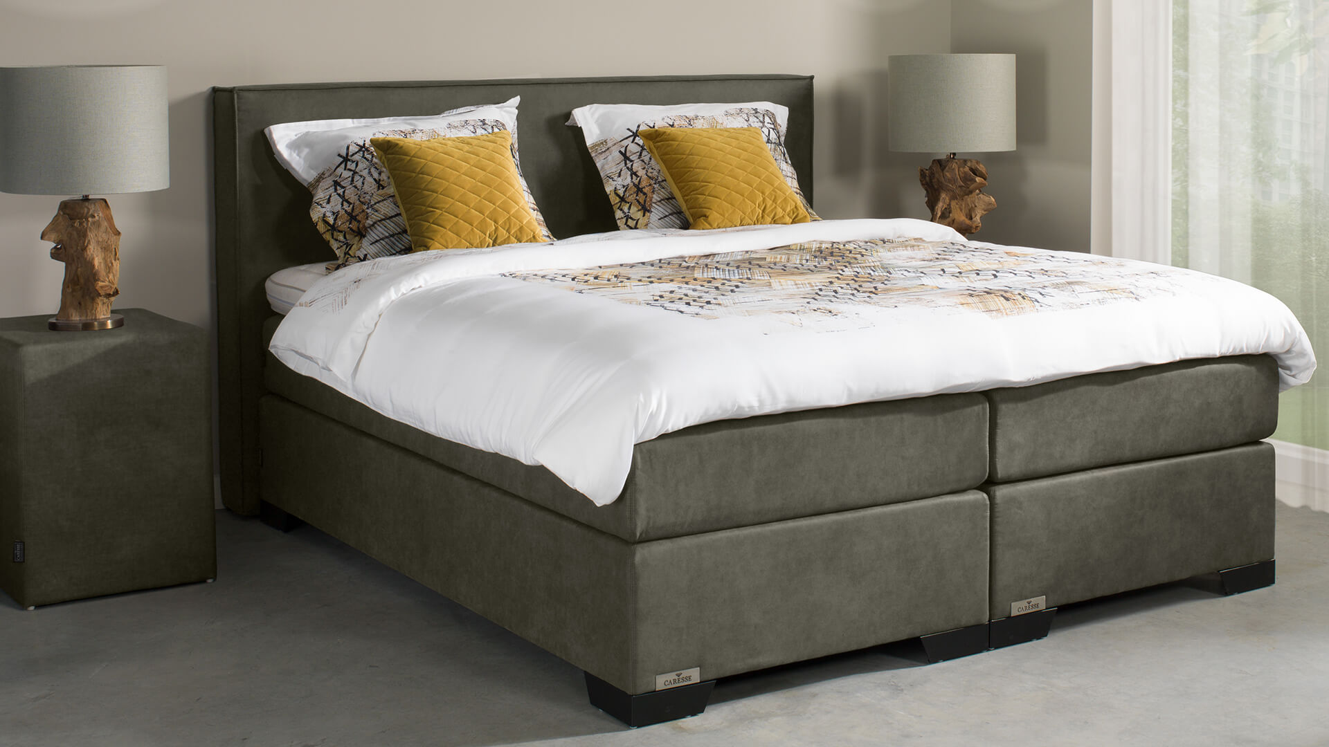 Caresse Boxspring 3850 Vlak uit de Jubileum Collection met robuust hoofdbord