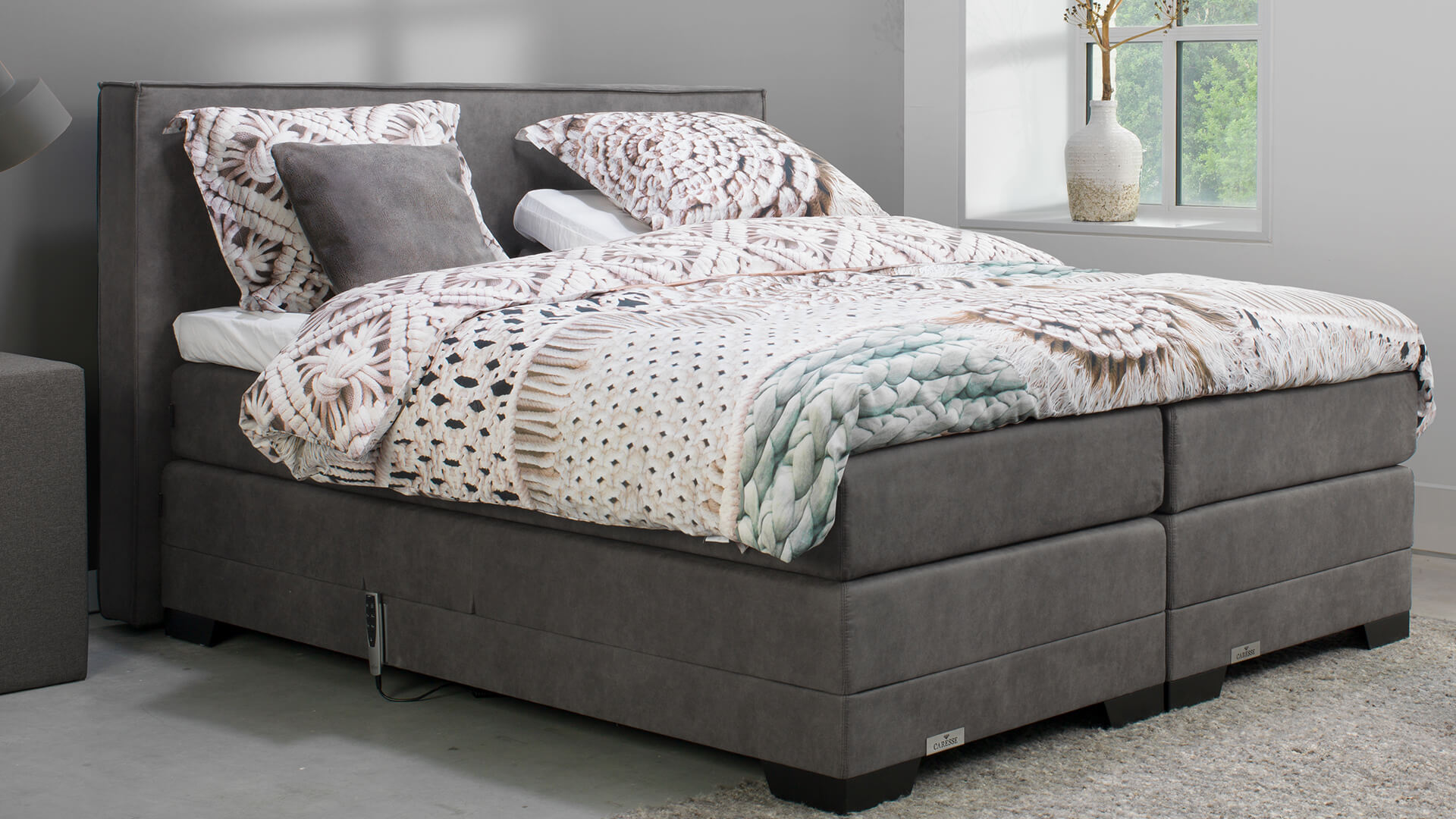Caresse Boxspring 3800 Elektrisch uit de Jubileum Collection met robuust gestoffeerd hoofdbord