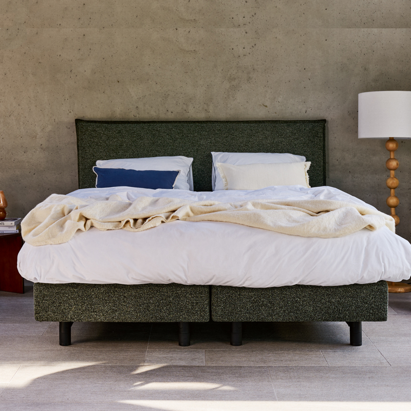 Auping boxspring bed met gestoffeerd hoofdbord en luxe matras in moderne slaapkamer